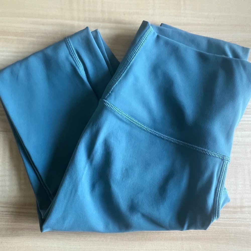 Lululemon Wunder Under Hi-Rise Tight 28" in Persian Blue size 4
